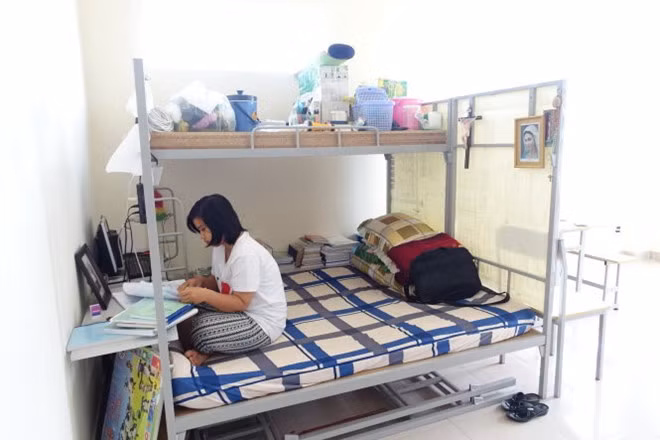 Do phòng trống nên một số sinh viên thuê nguyên phòng ở thay vì ở theo tiêu chuẩn 8 người/phòng - Ảnh: M.Vinh