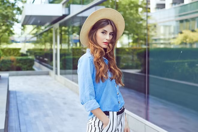 3. Denim và váy, quần kẻ sọc. Kẻ sọc đen trắng rất “đẹp đôi” với xanh denim.