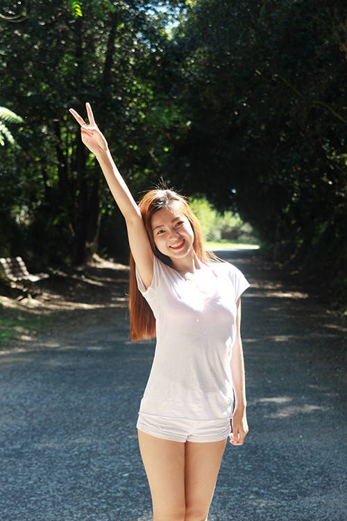 Nữ sinh xinh đẹp chia sẻ: "Mình sẽ cố gắng học tập thật tốt, tranh thủ thời gian đi du lịch để khám phá những vùng đất mới với nhiều nền văn hóa khác nhau".