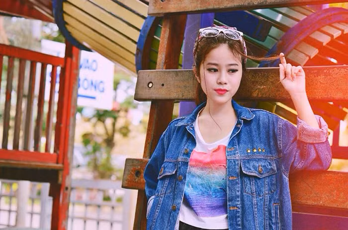 Hiện tại, nữ sinh bán mỹ phẩm và hàng điện tử online.