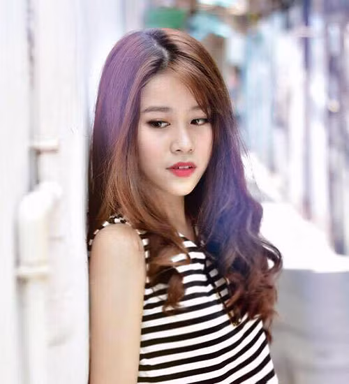 Ngoài ra, cô còn làm mẫu ảnh và là chủ quán kem ở Quận 3 - TP HCM.