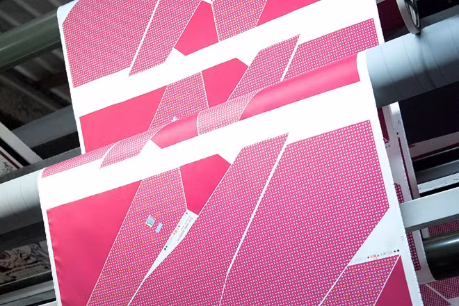 Đảm bảo độ bền cho mẫu in: Từng cuộn vải sẽ được kéo căng qua trục in để đảm bảo các họa tiết đã thẳng hàng, ngay ngắn.