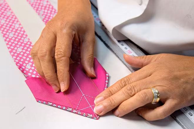 Kiểm tra sản phẩm: Sau công đoạn may, họ sẽ cắt phần vải thừa, rồi mang sản phẩm đi kiểm tra màu sắc, kích thước. Trước khi xuất xưởng, những chiếc cà vạt còn được kiểm tra lần cuối. Quá trình từ lúc lên ý tưởng cho đến khi hoàn thành sản phẩm thường mất 2 tháng.