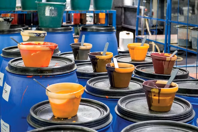 Pha màu: Từ 40 tông màu gốc, Hermès có thể tạo ra hơn 75.000 sắc màu khác.