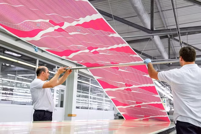 In vải: Ở bước tiếp theo, mẫu thiết kế sẽ được chuyển đến xưởng in vải. Mỗi cuộn vải lụa được in theo trình tự từ họa tiết nhỏ đến họa tiết lớn, từ màu đậm tới màu nhạt.