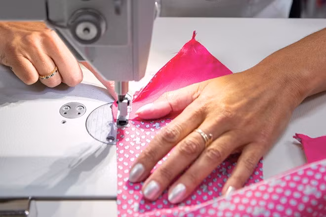 May: Những người thợ may sẽ dùng chỉ đơn để khâu nẹp to lên trên nẹp nhỏ. Sau đó, họ gấp vải để tạo ra phần "đuôi én" và may 5 lần liên tiếp. Tiêu chí Hermes đặt ra là mặt sau của chiếc cà vạt cũng đẹp y hệt mặt trước.