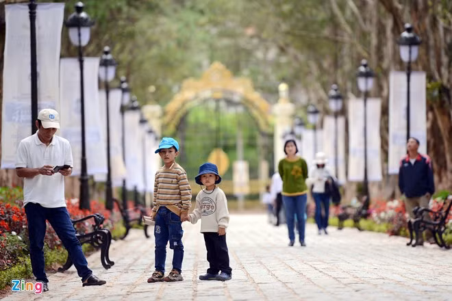 Ban quản lý cho biết từ nay đến hết tháng 9 sẽ miễn phí 100% vé vào cổng; trong tháng 10 giảm 50% giá vé cho khách tham quan.