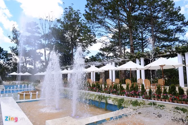 Đài phun nước trước đây cũng được sang sửa lại mang phong cách châu Âu hiện đại.