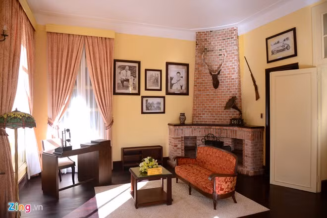 Phòng làm việc của vua Bảo Đại nằm bên trái của lầu 2. Tường phía trên lò sưởi còn treo súng săn và những tấm hình ghi lại thú chơi xa hoa nức tiếng thời bấy giờ của cựu hoàng.