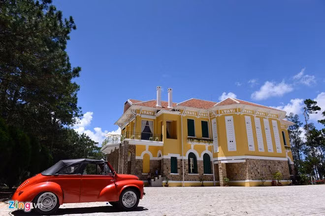 Với tổng diện tích 60 ha ban đầu, hiện tại toàn bộ dinh thự chỉ quây gọn trong 18 ha. Dinh còn có 2 khu nhà phụ, một nằm ở ngay cổng vào và một khu nằm phía sau dinh chính.