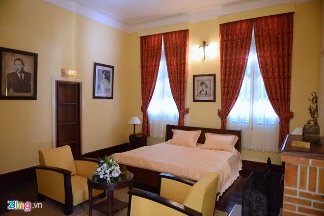 Lầu 2 có 3 phòng ngủ là phòng của bà Từ Cung (mẹ vua Bảo Đại), phòng của vua, phòng của Nam Phương hoàng hậu nằm đối diện qua dãy hành lang. Sau này, Ngô Đình Diệm cũng sử dụng căn phòng ngủ của vị vua cuối cùng, cho sửa sang và xây dựng lại đường hầm bí mật. Cánh cửa đi xuống hầm được ngụy trang bằng một giá sách bên tay phải giường ngủ. Cửa thoát dẫn thẳng ra bãi đậu trực thăng phía sau đồi.