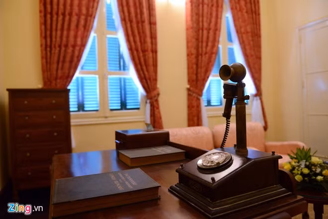 Một chiếc điện thoại khác với tai nghe và mic nói riêng biệt được đặt trong phòng làm việc của Nguyễn Đệ - bí thư của Bảo Đại - ở lầu 1.