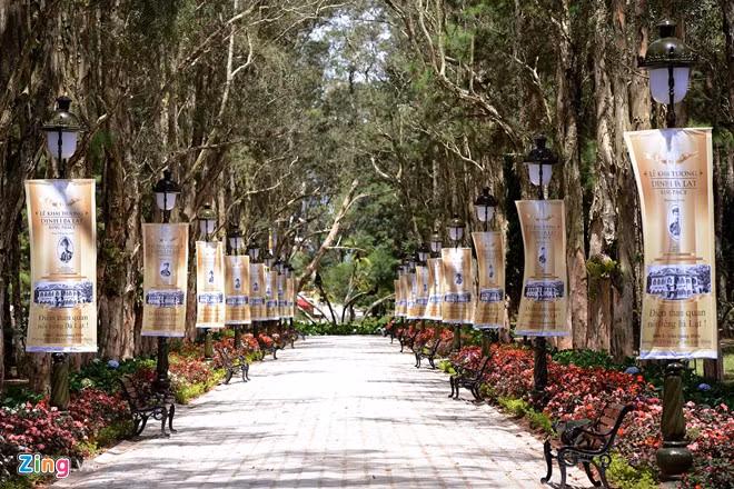 Đường đi chính từ cổng vào dinh thự của vua Bảo Đại được lát đá với hai hàng cây rợp bóng mát, hai bên được trồng hoa cùng những chiếc ghế nghỉ chân mang đậm phong cách Pháp.