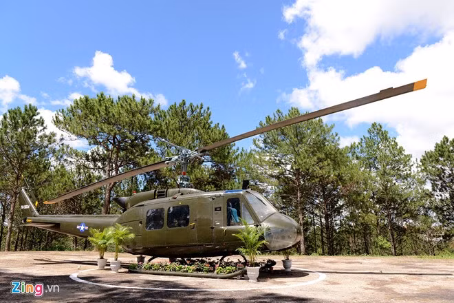 Phía sau lưng đồi là bãi đậu trực thăng. Lối đi ngầm nơi đây được thông vào phòng ngủ của vua Bảo Đại, đi qua các phòng điện đài, phòng cho lính bảo vệ, hầm chính, có đường tỏa ra các trạm gác xung quanh dinh thự.