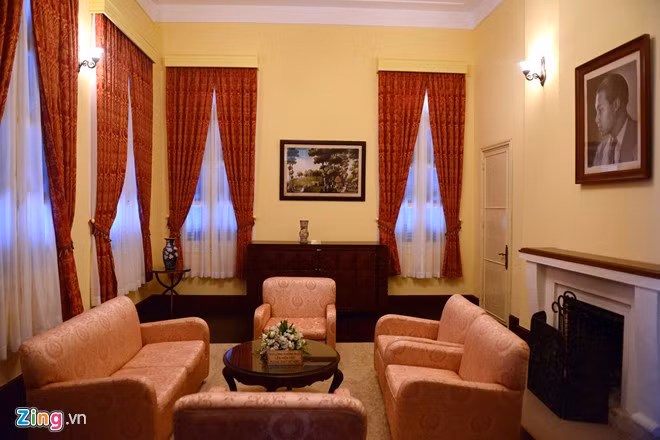 Tại lầu 1, ngoài sảnh chính để đón tiếp, hai bên tòa nhà là hai phòng khách. Phía sau còn bốn căn phòng là phòng văn thư, phòng chuyển tiếp, vệ sinh và bếp.