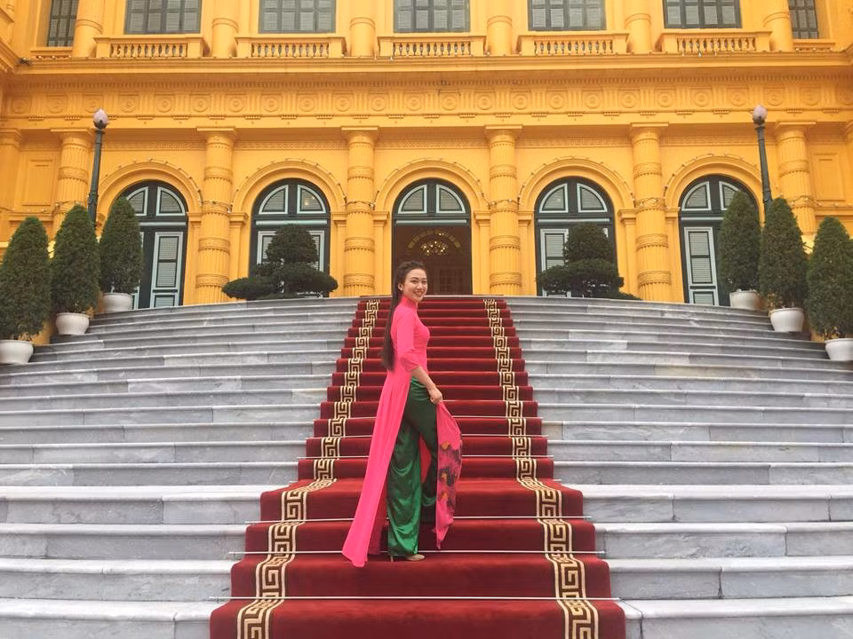 Phạm Thị Tú Anh (21 tuổi, sinh viên khoa Luật quốc tế, Học viện Ngoại giao) vinh dự được chọn làm gương mặt tặng hoa và gửi lời chúc tới Thủ tướng Canada Justin Trudeau khi ông đến Việt Nam tham dự APEC vào sáng 8/11.