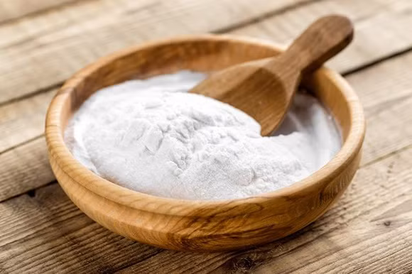 Bên cạnh tác dụng nấu nướng, baking soda cũng thường được dùng trong tẩy rửa, chẳng hạn như tẩy trắng giày, khử mùi trong tủ lạnh hay lau sạch những vết bẩn cứng đầu trong nhà bếp. Hòa một muỗng baking soda vào 800ml, rồi sau đó sử dụng dung dịch này để sơ chế cá, mùi tanh sẽ biến mất ngay trong tíc tắc.
