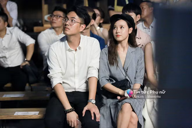 Cả hai chú tâm xem các màn trình diễn trên sân khấu.