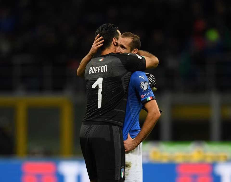 2. Trung vệ Giorgio Chiellini: Công thần đã có nhiều năm cống hiến cho Italy với 96 lần khoác áo ĐTQG. Ở tuổi 34, Chiellini rất khó có cơ hội dự Euro 2020 chứ chưa nói World Cup 2022. Trung vệ của Juventus chưa chính thức giã từ đội tuyển, nhưng đây là chuyện có khả năng xảy ra rất lớn trong tương lai gần.