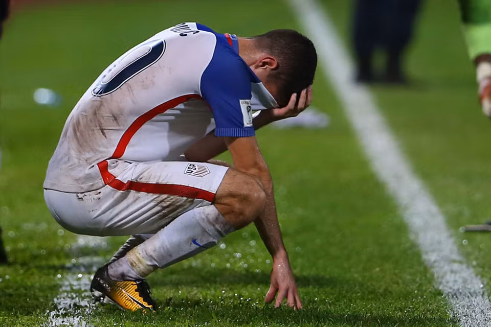 8. Tiền vệ Christian Pulisic: Người Mỹ tiếc nuối cho ngôi sao trẻ sáng giá nhất đất nước. Pulisic tỏa sáng rực rỡ tại vòng loại với 5 bàn thắng cho ĐT xứ cờ hoa, trong đó có 2 bàn trong 2 trận cuối nhưng vẫn không thể giúp đội nhà dự World Cup. Sao trẻ sinh năm 1998 đang thi đấu cho Dortmund thậm chí chưa biết đến chiến thắng với CLB, nếu tính từ thất bại đau đớn trong màu áo ĐTQG hồi đầu tháng 10.