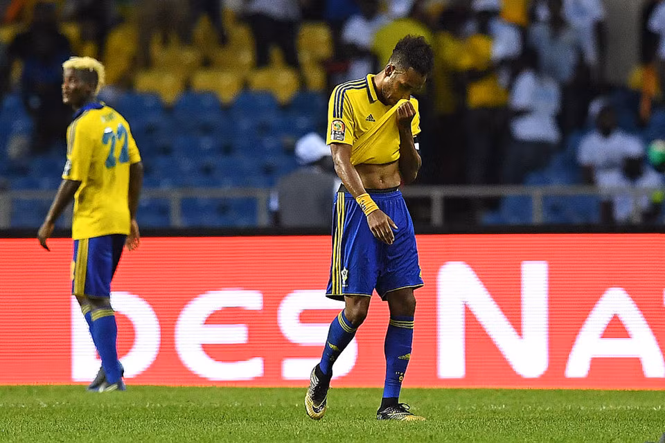 10. Tiền đạo Aubameyang: Gabon chưa từng dự World Cup và ngay cả khi trong đội hình của họ có chân sút hay nhất Bundesliga, được cả châu Âu săn đón, mọi chuyện vẫn không thay đổi. Kết thúc vòng bảng, Gabon chỉ đứng thứ 3 tại bảng C, kém đội giành vé là Morocco tới 6 điểm.