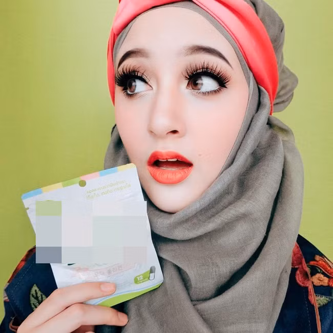 Việc trang điểm tỉ mỉ từ chân mày đến bờ môi giúp Saira ấn tượng hơn mỗi khi xuất hiện.