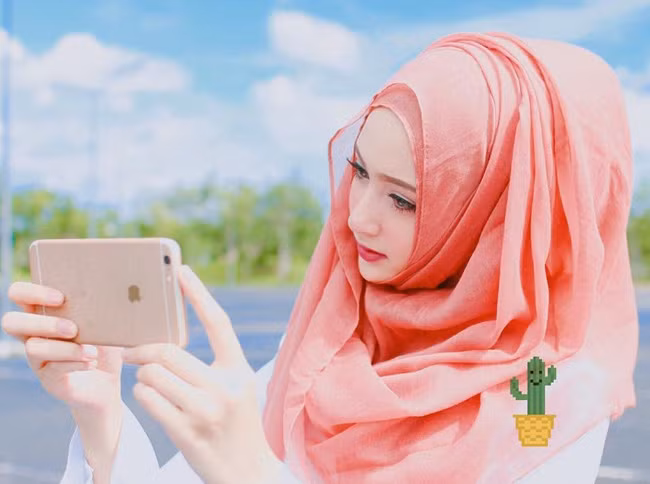 Sở hữu khả năng trang điểm đỉnh cao nên hot girl Thái Lan đã lập ra kênh Youtube, hướng dẫn cách làm đẹp. Kênh của cô hút đến hơn 200.000 lượt đăng ký.