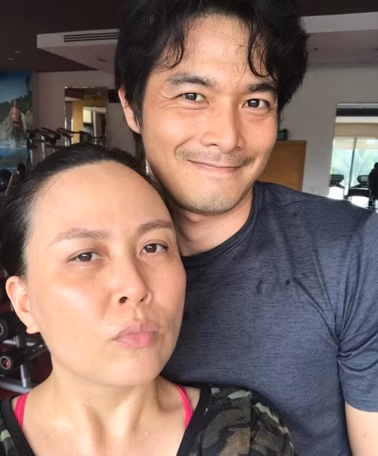 Quách Ngọc Ngoan đang rất hạnh phúc bên người phụ nữ mình yêu - Ảnh: FBNV
