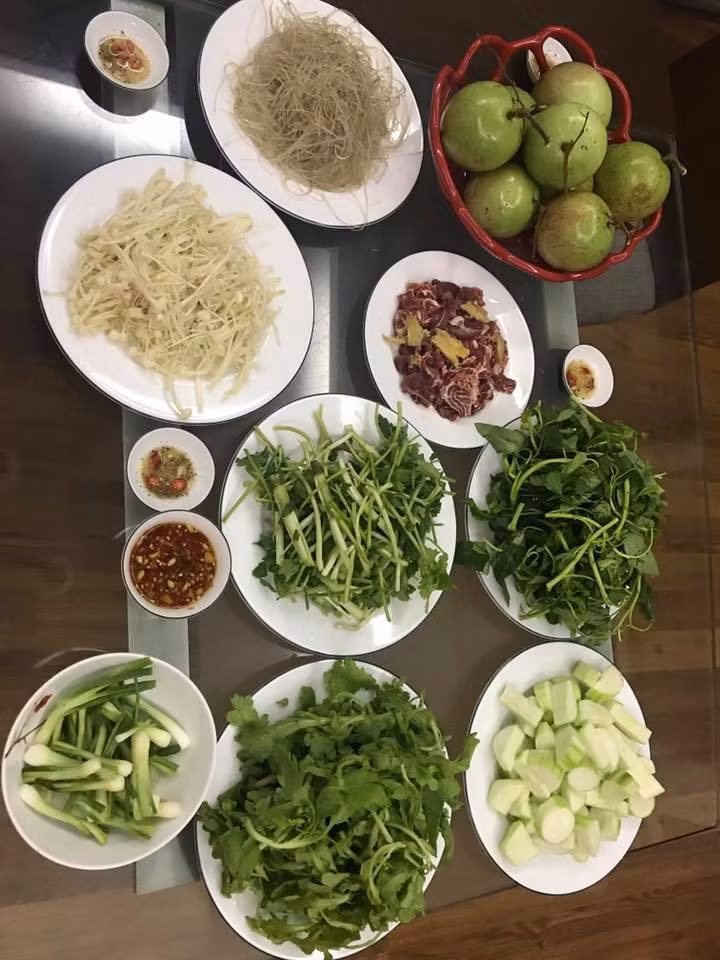 Bữa ăn do Phượng Chanel tự tay chuẩn bị để thưởng thức cùng bạn trai - Ảnh: FBNV