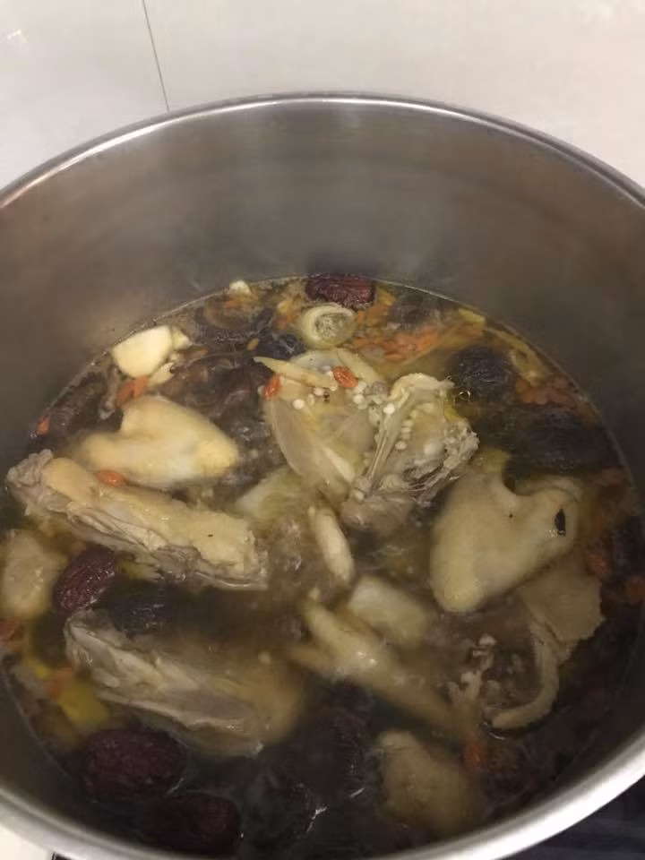 Phượng Chanel thường nấu những món ăn bổ dưỡng để tẩm bổ cho Quách Ngọc Ngoan - Ảnh: FBNV