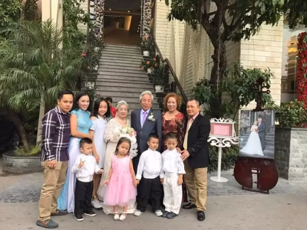 'Cô dâu - chú rể' chụp ảnh cùng con cháu.