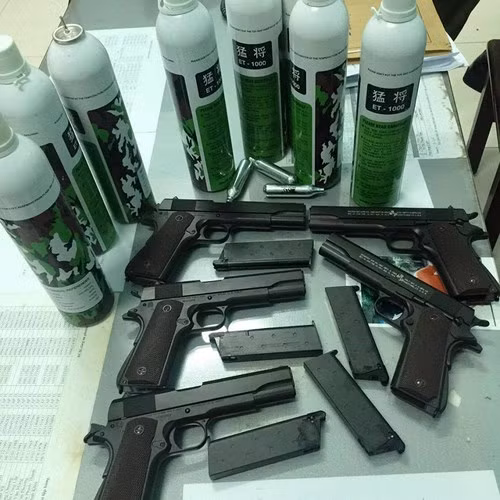 Lúc này, trên xe đối tượng chở theo 2 vali, đi từ khu vực vòng xoay Phú Lâm vào đường Lê Tuấn Mậu (phường 13, quận 6) để tiến hành giao dịch súng cho khách hàng. Trong ảnh: Súng do Trung Quốc sản xuất được nạp nhiên liệu bằng bình gas CO2 (Ảnh: Công an cung cấp)