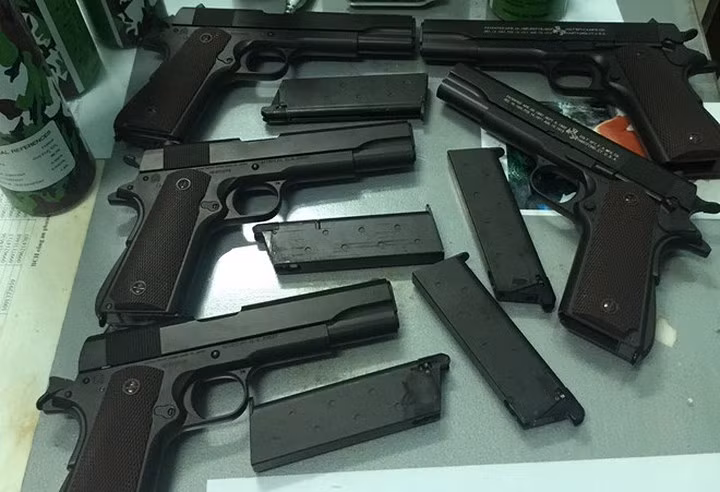 Thấy việc mua bán trái phép các loại súng trên mang lại lợi nhuận cao lại khá suôn sẻ, Hoàng tiếp tục mở rộng "thị trường", đặc biệt tại TPHCM. Trong ảnh: Súng đạn cảnh sát thu được của Hoàng. (Ảnh: Công an cung cấp)