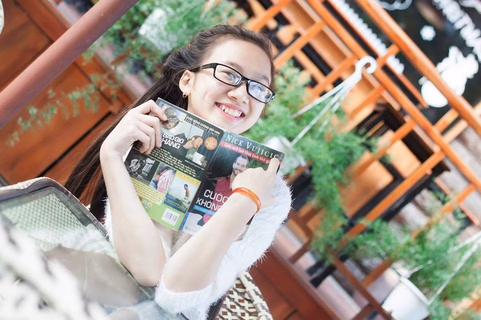 9X chia sẻ cô rất vinh dự khi được lựa chọn là người đón tiếp và tặng hoa, gửi lời chúc mừng tới Thủ tướng Canada. "Ngài thủ tướng đẹp trai và có nụ cười ấm áp", Tú Anh kể.