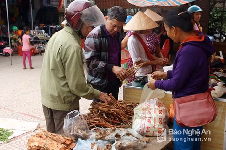 Những khách phương xa tỏ ra hào hứng với các loại thảo dược từ núi rừng này.