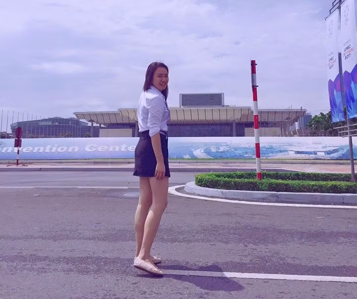 Sở hữu chiều cao 1,66 m cùng gương mặt sáng, tươi tắn, Tú Anh là thành viên tích cực hoạt động 4 năm trong câu lạc bộ Lễ Tân Ngoại Giao. Cô cũng là một trong những ứng viên được chọn để đón những nguyên thủ quốc gia.