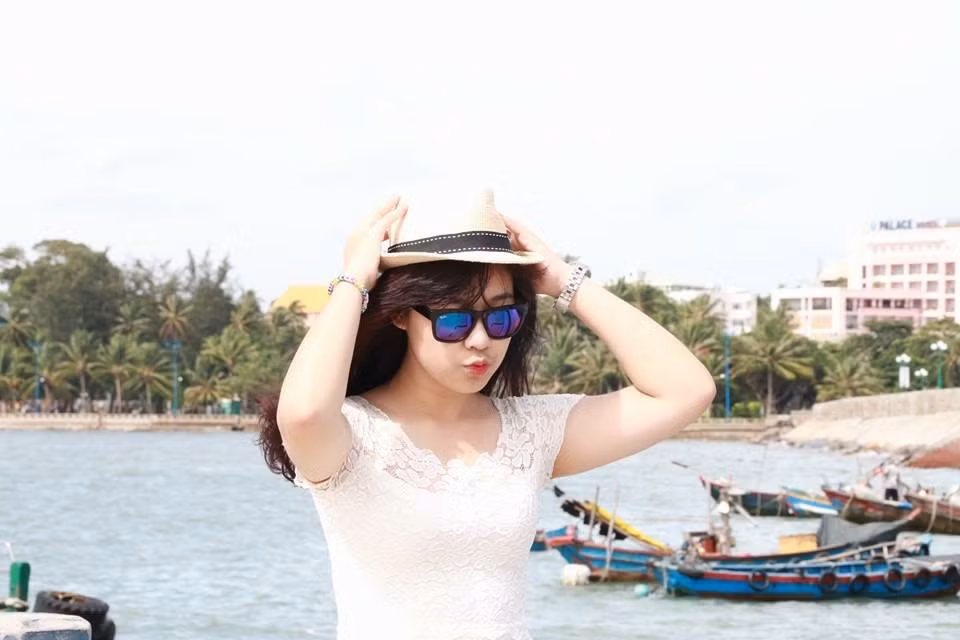 Không chỉ sở hữu gương mặt xinh đẹp, đáng yêu, ngoài đời, 9X theo đuổi phong cách năng động, trẻ trung. Ảnh: FBNV.