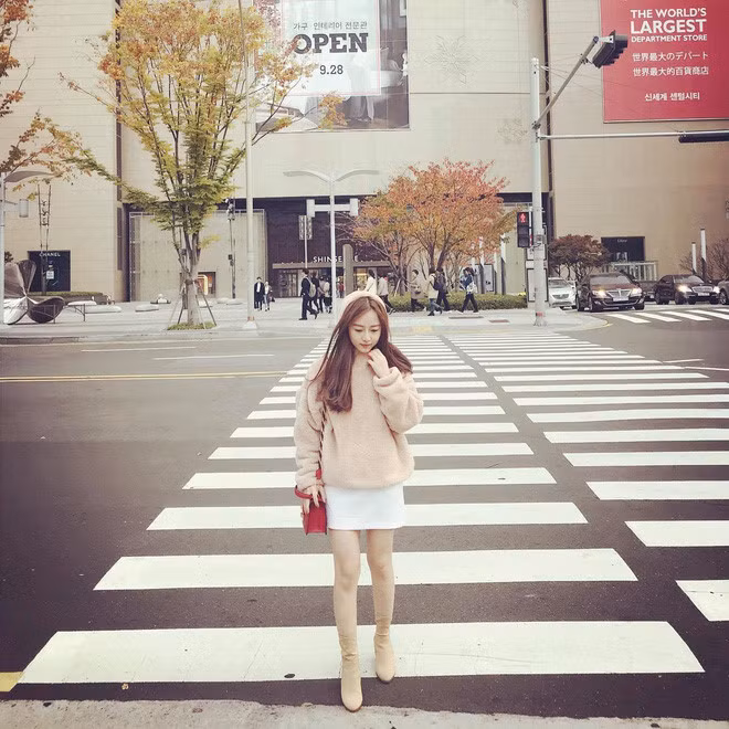 Cô có phong cách thời trang hiện đại, trẻ trung.