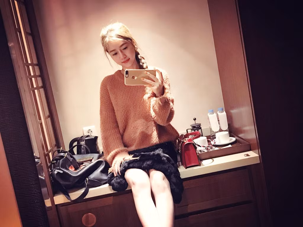 Dù không tham gia nhiều hoạt động nghệ thuật, trang cá nhân của 9X vẫn thu hút hơn 16.000 người theo dõi. Những hình ảnh của Vy nhận được không ít tình cảm, sự yêu mến từ cộng đồng mạng.