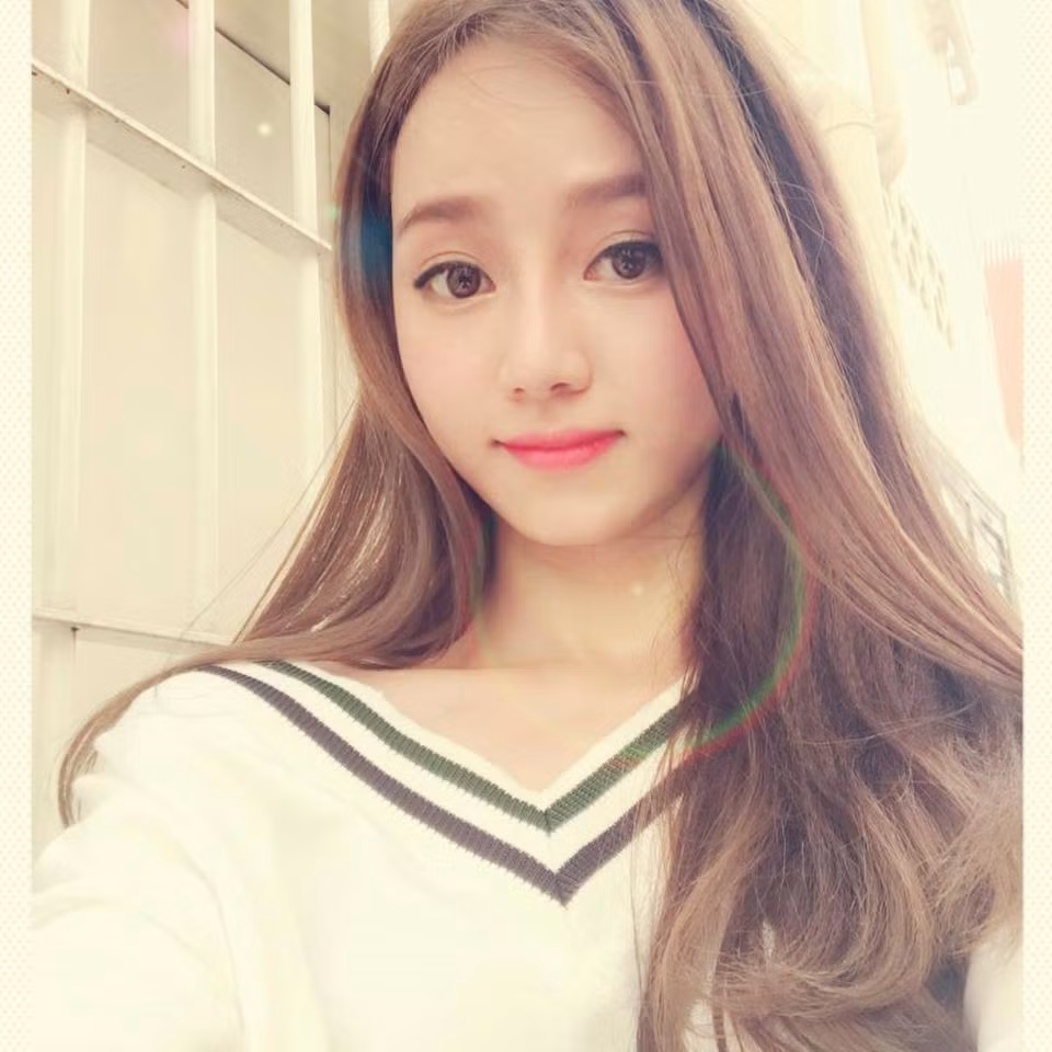 Quỳnh Vy sở hữu vẻ đẹp xinh xắn, khả ái. Điểm ấn tượng trên gương mặt cô là đôi mắt to tròn, nụ cười duyên.