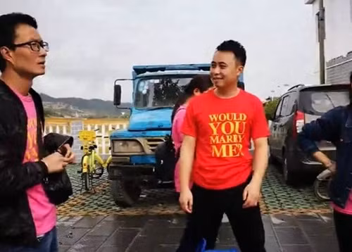 Với sự giúp đỡ của mọi người, Triệu Á lên kế hoạch, chuẩn bị từng chút một. Theo kế hoạch, Triệu Á dùng phương tiện di chuyển thẳng đến đích trước, sau đó chuẩn bị một màn cầu hôn lãng mạn. Đợi bạn gái chạy đến đích sẽ bất ngờ quỳ xuống cầu hôn, khiến cô cảm động. Chẳng ngờ, sau khi Triệu Á chuẩn bị xong xuôi, đứng ngồi không yên chờ đợi bạn gái chạy đến đích thì càng đợi, bạn gái của anh chàng càng mất tăm mất tích.