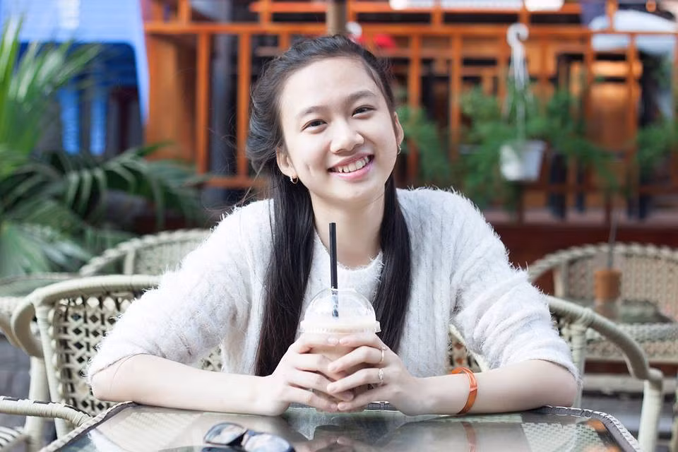 Đặc điểm nổi bật dễ thấy ở nữ sinh viên Học viện Ngoại giao là mái tóc dài ngang lưng, cùng má lúm duyên dáng. Tú Anh chia sẻ cô muốn giữ hình ảnh nữ tính nên nuôi tóc dài từ khi còn nhỏ.