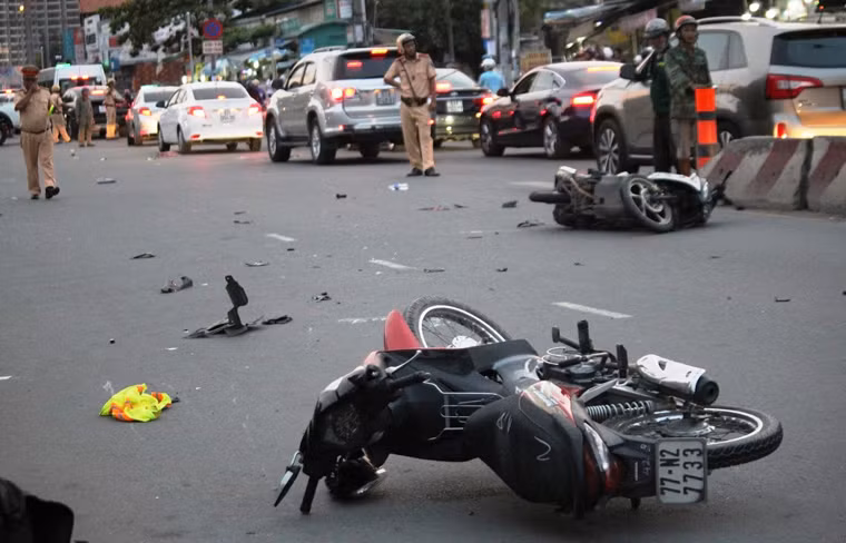 Khi đến giao lộ Nguyễn Hữu Thọ - Lê Văn Lương (phường Tân Hưng, quận 7), tài xế vẫn không giảm tốc độ và đã húc văng nhiều xe máy đang lưu thông cùng chiều.