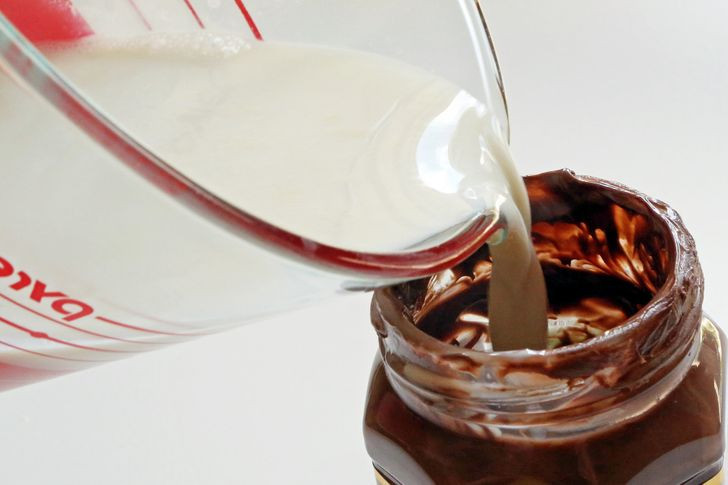 Khi hộp mứt Nutella gần hết, hãy đổ sữa nóng vào lọ để được hỗn hộp sô cô la sữa thay vì khó khăn trong việc quệt sạch cả lọ.