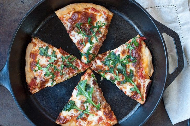 Nếu muốn nướng lại pizza ngon như lúc ban đầu, thay vì dùng lò vi sóng, hãy dùng một cái chảo.