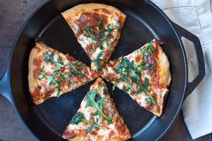 Nếu muốn nướng lại pizza ngon như lúc ban đầu, thay vì dùng lò vi sóng, hãy dùng một cái chảo.