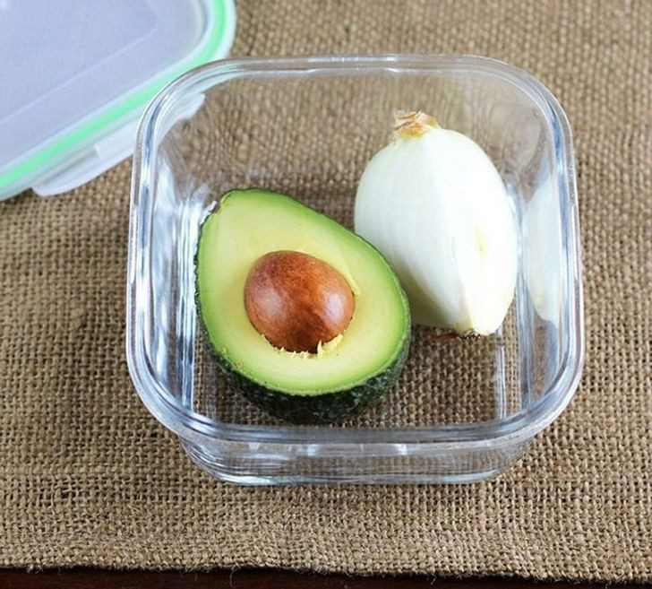 Giúp bơ không bị thâm sau khi đã cắt dở miếng? Bạn hãy nhúng vào giấm táo, hoặc đơn giản là cất bơ với một vài tép hành.