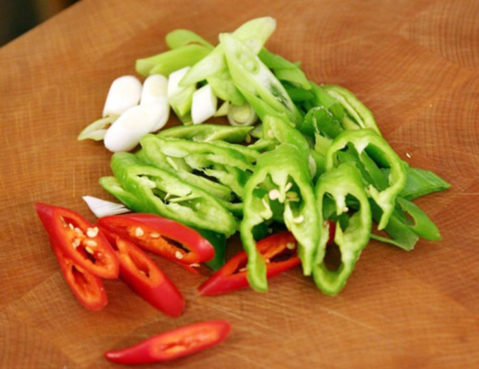 Tốt nhất, nên kết hợp ớt xanh lẫn ớt đỏ để tạo hiệu ứng thị giác, kích thích ăn ngon miệng hơn. Trong khi đó, thịt lợn thái càng mỏng càng tốt. Sẽ ngon hơn khi thưởng thức miếng thịt kiểu xé sợi.