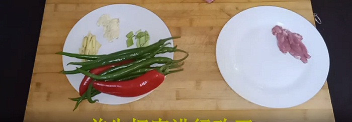 Trước tiên, chị em cần chuẩn bị ớt xanh, ớt đỏ, sả, thịt ba rọi, nước tương, bột nêm, gừng, tỏi băm, muối, tiêu và gia vị tạo mùi gà.