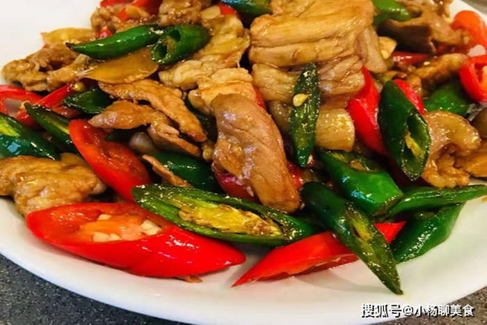 Bước 5, liên tục đảo đều hỗn hợp trong vòng 2 phút. Món ăn chín tới thì bày ra đĩa thưởng thức.